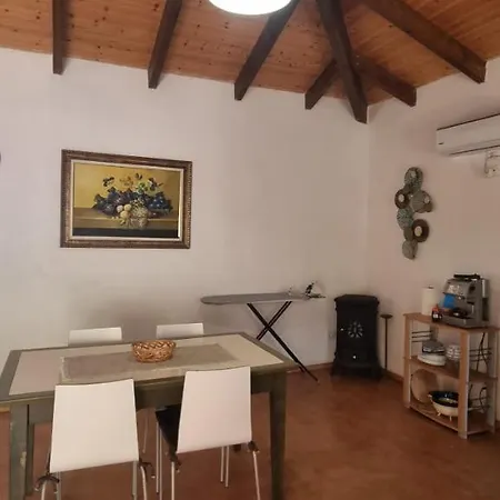 Olive Old Holiday home Qeparo