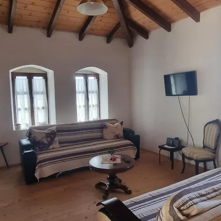 Olive Old Ferienhaus Qeparo