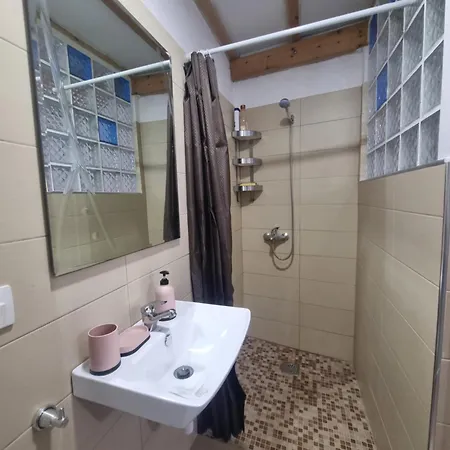 Olive Old Holiday home Qeparo